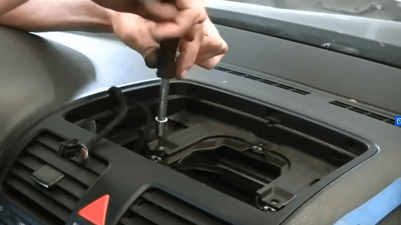 4 paso para extraer la radio Quitar estos tornillos para sacar la radio